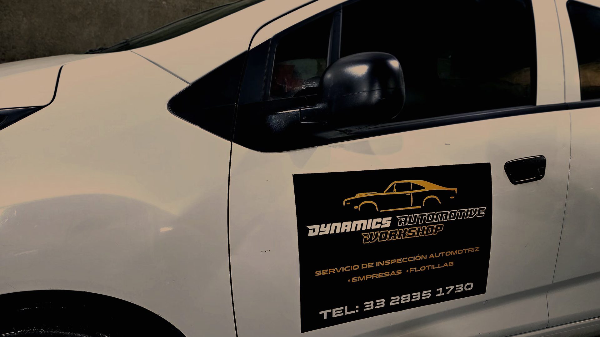 Unidad de Dynamics Automotive Workshop rotulada para servicio de inspección a flotillas